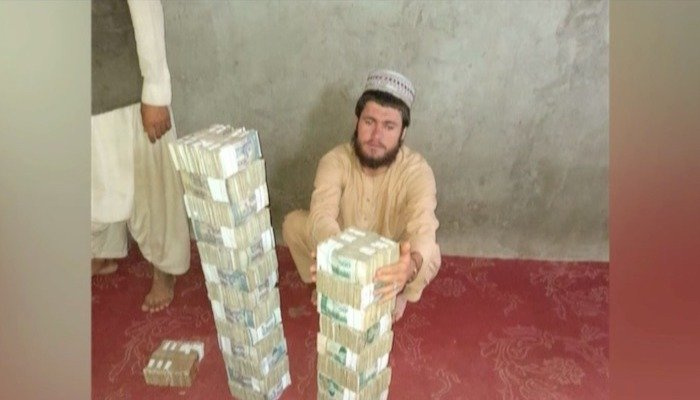 Taliban našiel tri miliardy pakistanských rupií na kontrolných stanovištiach ukradnutých afganským silám