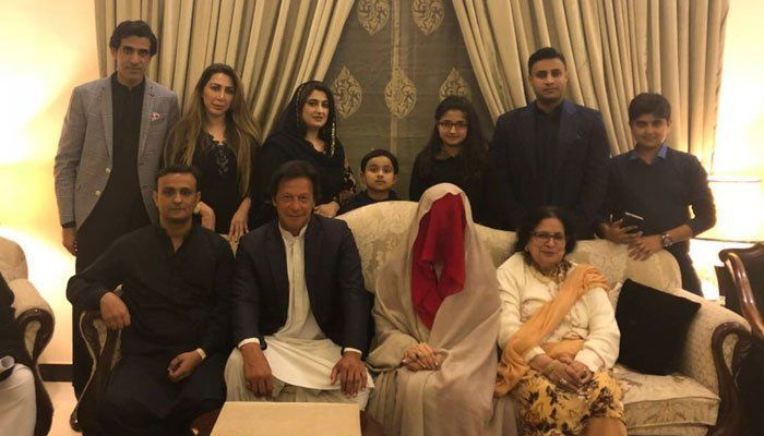 Kunde inte ha överlevt utan fru Bushra Bibi: PM Imran Khan