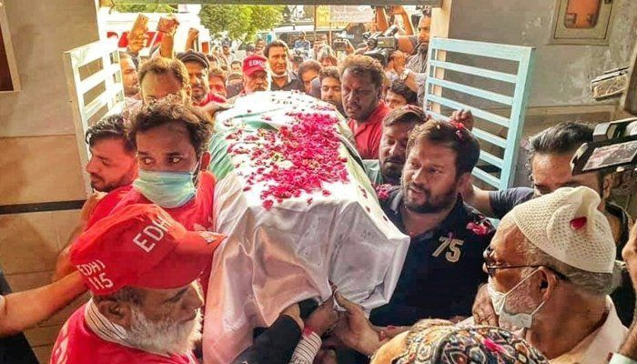 Karachi: Umer Sharif te ruste gelegd op het kerkhof van Abdullah Shah Ghazi