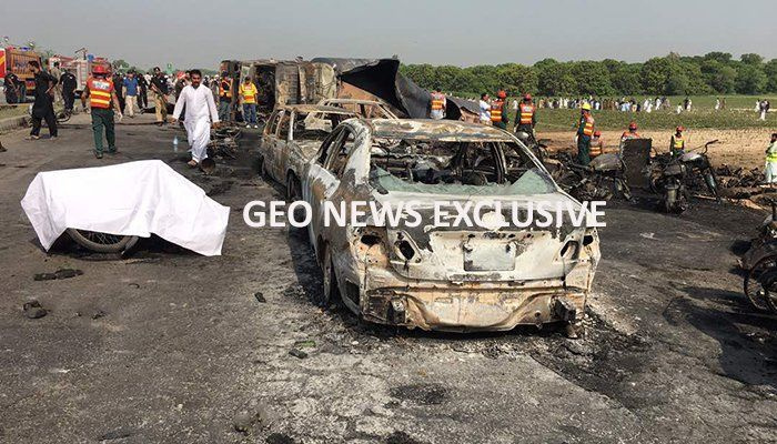 152 brändes till döds när oljetanker fattade eld i Bahawalpur