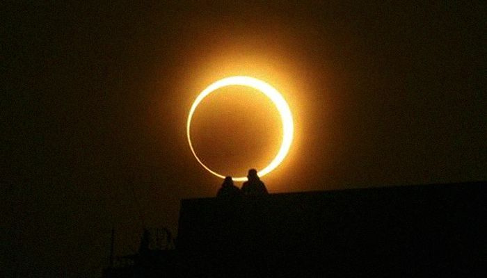 6月21日に「火の輪」日食を目撃するパキスタンの都市