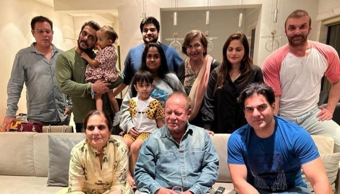 Salman Khan va fer un pam amb la família a la festa d'aniversari de Salim Khan
