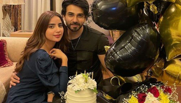 La surprise d'anniversaire d'Ali Ansari comprend le fiancé Saboor Aly, des ballons et un gâteau