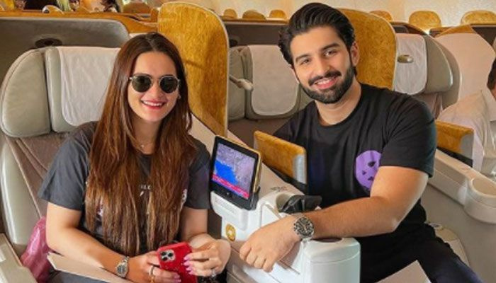 Aiman ​​Khan vliegt naar Istanbul met 'reispartner' Muneeb Butt