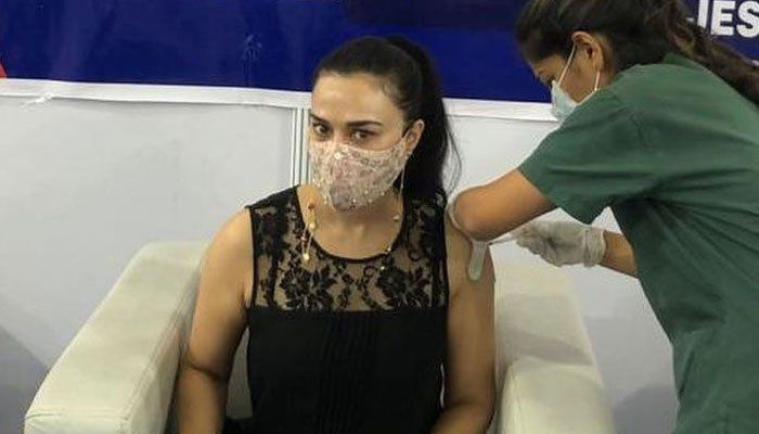 Preity Zinta rep la segona vacuna de la Covid-19