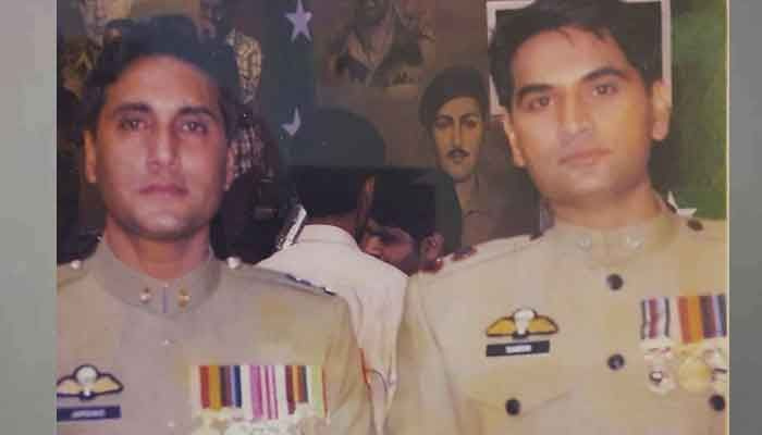 Adnan Siddiqui y Humayun Saeed lucen elegantes con uniforme militar