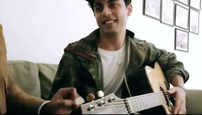 Aryan Khan joue de la guitare et chante 'Attention' de Charlie Puth dans une rare vidéo : Regardez