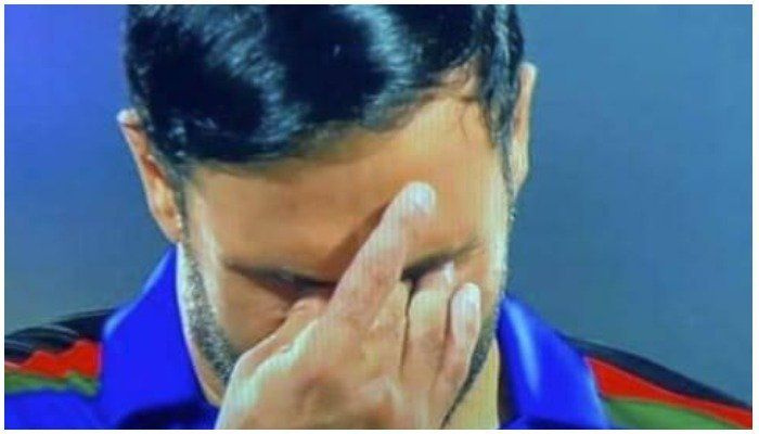 Ogarnięty emocjami afgański kapitan Nabi załamuje się podczas hymnu narodowego Afganistanu