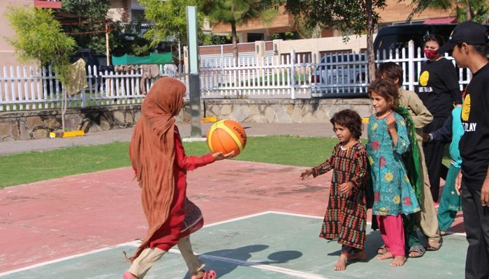 Niektoré deti mimo školy možno vidieť hrať basketbal. — Foto autora