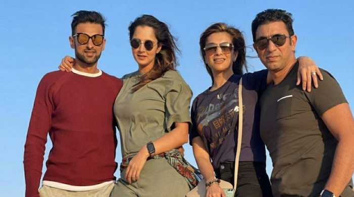Foto de pareja: Shoaib Malik, Sania Mirza vistos con Azhar Mahmood y su familia en Dubai