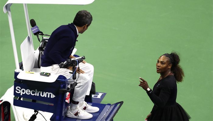 Serena Williamsová z USA reaguje na rozhodcu Carlosa Ramosa počas svojej Ženy