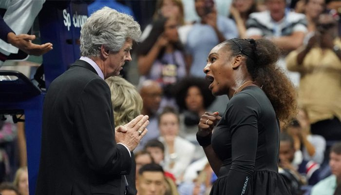 Američanka Serena Williamsová sa po prehre v ženách háda s rozhodcom Brianom Earleym