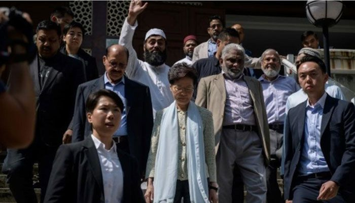 Líder de Hong Kong visita mezquita golpeada por tinte de cañón de agua azul