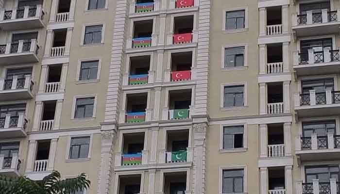 Azerbaiyanos muestran banderas de Pakistán y Turquía en Bakú