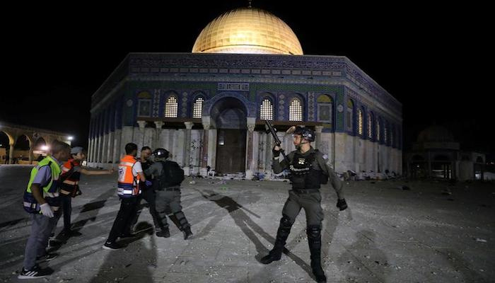 Israelin joukot hyökkäävät palvojia vastaan ​​Jerusalemin Al Aqsa -moskeijassa, useita loukkaantui
