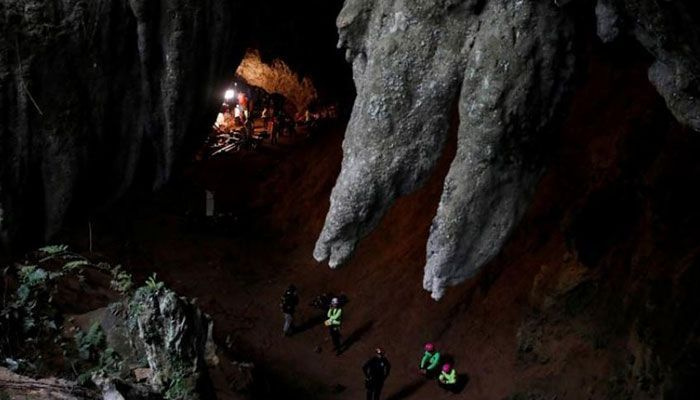 Incapace di trovare ragazzi smarriti, la polizia thailandese lascia cadere i pacchi di sopravvivenza nella grotta