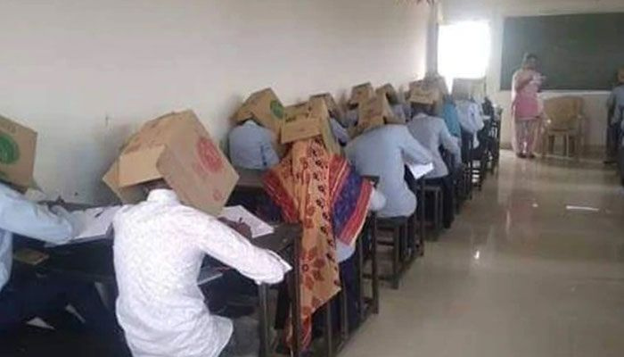 인도 학생들은 시험 중 부정 행위를 막기 위해 머리에 판지 상자를 착용해야했습니다.