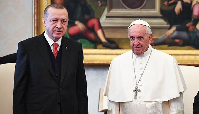 Le pape offre un signe de paix lors d'une rencontre avec Erdogan
