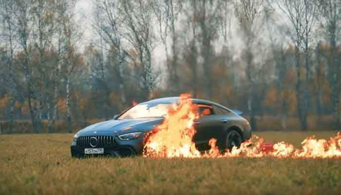 YouTuber russo queima seu Mercedes em vídeo viral
