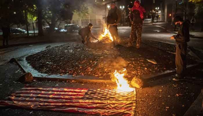 バイデン対トランプ：抗議者が米国旗を燃やすにつれて、ポートランドの緊張が高まる