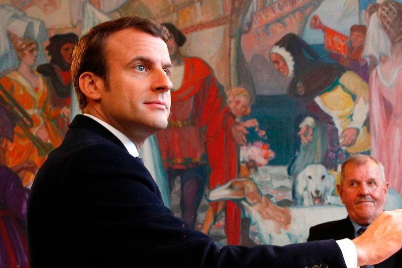 Ranskan presidentinvaalien ehdokas En Marche ! liike Emmanuel Macron äänestää äänestyspaikalla Le Touquet
