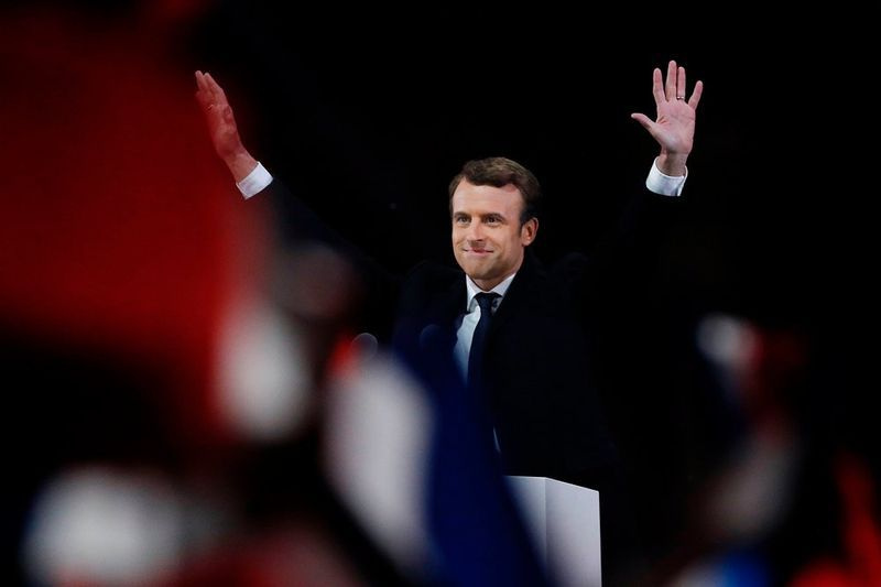Ranskan presidentiksi valittu Emmanuel Macron heiluttaa yleisöä pitäessään puheen pyramidissa Louvren museossa Pariisissa 7. toukokuuta 2017 Ranskan presidentinvaalien toisen kierroksen jälkeen. AFP / Patrick KOVARIK