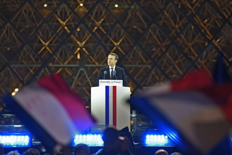 Ranskan presidentiksi valittu Emmanuel Macron pitää puheen Pyramidin edessä Louvren museossa Pariisissa 7. toukokuuta 2017 Ranskan presidentinvaalien toisen kierroksen tulosten julkistamisen jälkeen. AFP / Eric FEFERBERG