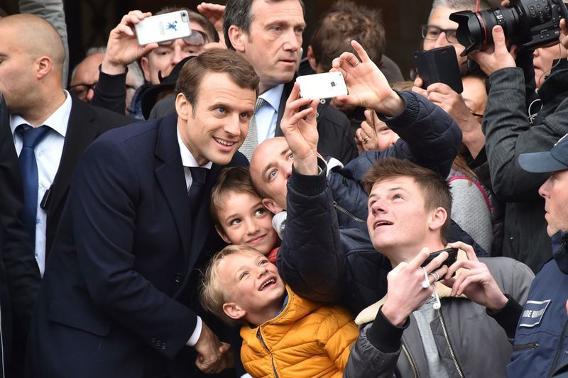 Ranskan presidentinvaalien ehdokas En Marche ! liike Emmanuel Macron (L) poseeraa 