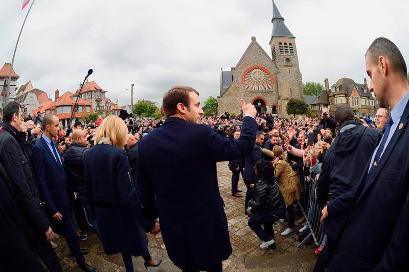 Ranskan presidentinvaalien ehdokas En Marche ! liike Emmanuel Macron vilkuttaa kannattajia äänestettyään Le Touquet