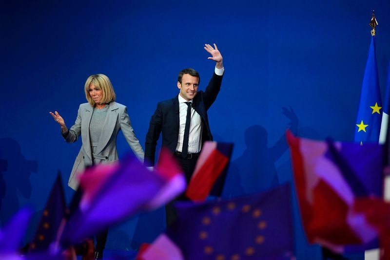 Tässä 23. huhtikuuta 2017 otetussa tiedostokuvassa näkyy Ranskan presidentinvaalien ehdokas En Marche ! liike Emmanuel Macron ja hänen vaimonsa Brigitte Trogneux saapuvat lavalle Parc des Expositionsissa Pariisissa presidentinvaalien ensimmäisen kierroksen jälkeen. AFP / Eric FEFERBERG