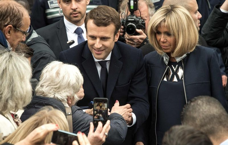 Ranskan presidentinvaalien ehdokas En Marche ! liike Emmanuel Macron (C) vaimonsa Brigitte Trogneux