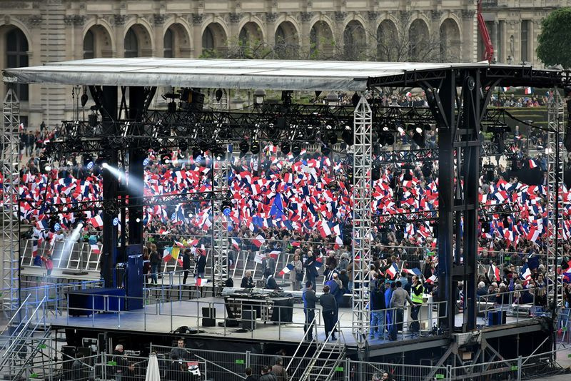 Ranskan valitun presidentin Emmanuel Macronin kannattajat heiluttivat lippuja Ranskan presidentinvaalien toisen kierroksen tulosten julkistamisen jälkeen Pariisissa, Ranskassa, 7. toukokuuta 2017. REUTERS/Philippe Lopez/Pool