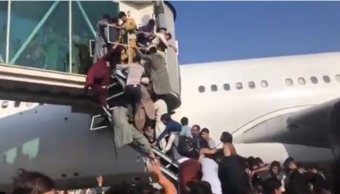 Video: Scény paniky a chaosu na letisku v Kábule po prevzatí moci Talibanom