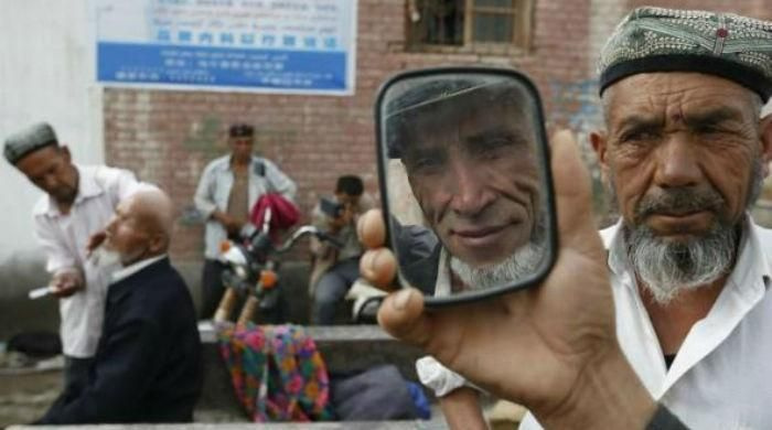 中国は新疆ウイグル自治区でひげ、ベールを禁止している