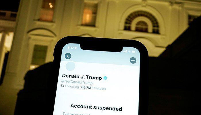 USA:s förre president Trump ber domaren att tvinga Twitter att återställa hans konto