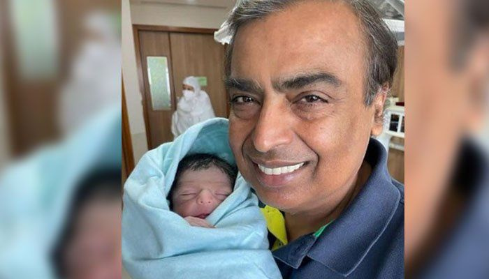 El magnat dels negocis indi Mukesh Ambani es converteix en l'avi d'un nen