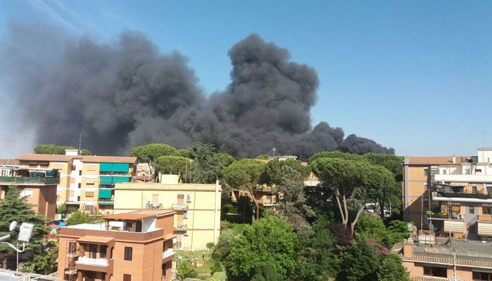 Humo negro sobre el Vaticano en medio de informes de una explosión