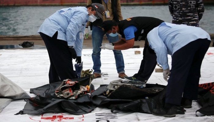 Crash de Sriwijaya Air : l'Indonésie récupère des parties du corps, boîte noire